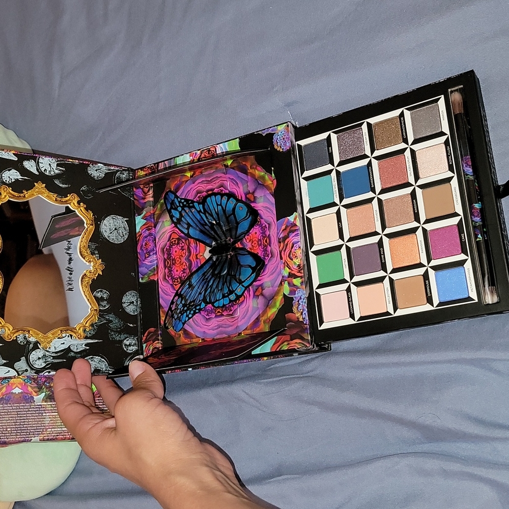 Urban Decay Alice Through The Looking Glass pallete